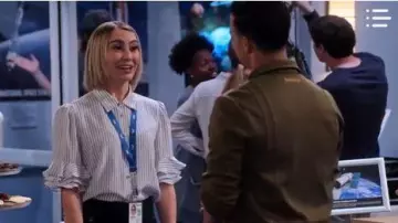 Top de manga de volantes blancos usado por Ava Germaine (Chelsea Kane) en The Expanding Universe of Ashley Garcia Temporada 1 Episodio 6