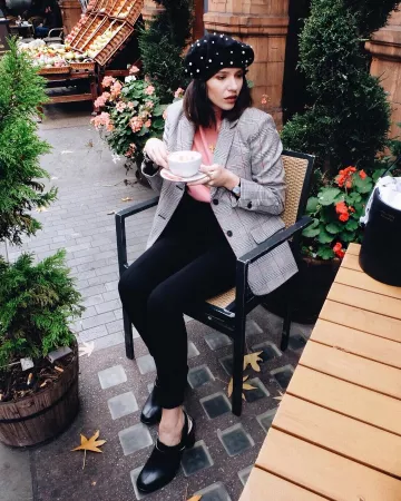 Plaid Blaz­er of Gabie on the Instagram account @gabriellebassett