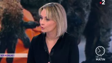 The shirt classic v-neck in crepe, Black details satin of Natacha Harry in Télématin the 17.02.2020