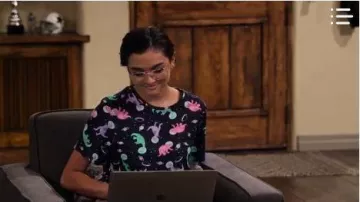 Set de pijama espacial de dinosaurio usado por Ashley Garcia (Paulina Soberanes-Chávez) en The Expanding Universe of Ashley Garcia Temporada 1 Episodio 6