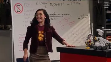 Brown Plaid Cara Jupe portée par Ashley Garcia (Paulina Soberanes-Chávez) dans L'Univers en Expansion de Ashley Garcia Saison 1 Épisode 6
