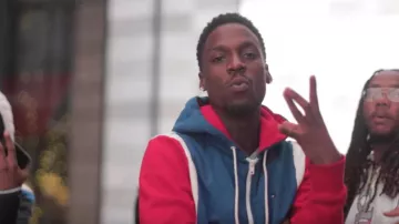 Chaqueta azul rojo y blanco de Tommy Hilfiger usada por WillThaRapper en WillThaRapper - Stop Cappin (Imagen Oficial)