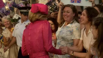 Lady Diana 's (Emma Corrin) Pink Knot Hat in The Crown (Temporada 4 Episodio 6)