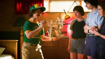 Los bermudas beige usados por Dustin Henderson (Gaten Matarazzo) en la serie Stranger Things (Temporada 3 Episodio 1)