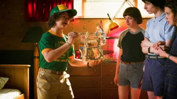The belt worn by Dustin Henderson (Gaten Matarazzo) in the series Stranger Things (Season 3 Episode 1)
