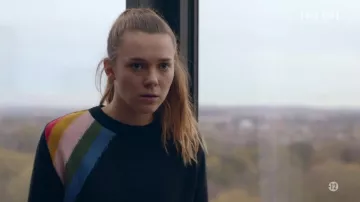 The sweater Urban Outfitters Holly McStay (Synnove Karlsen) in Clicks (S01E05)
