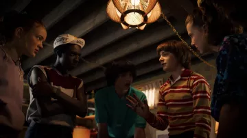 Green-water polo shirt worn by Mike Wheeler (Finn Wolfhard) in Stranger Things (S03E04)