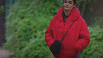 La chaqueta roja con capucha de Sabrina Gocelin (Éléonore Sarrazin) en Plus belle la vie