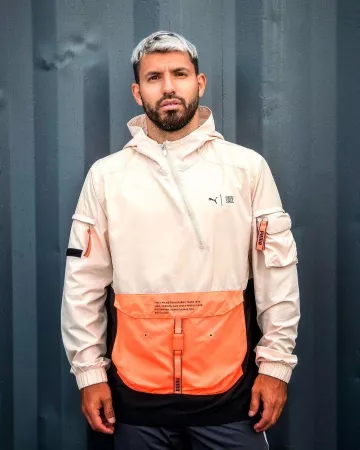 La chaqueta Puma que lleva Sergio Agüero en la cuenta de Instagram de @10aguerosergiokun