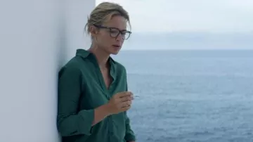 La camisa verde que lleva Sibila (Virginie Efira) en Sibila