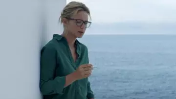La camisa verde que lleva Sibila (Virginie Efira) en Sibila