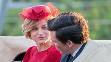 El sombrero rosa de Lady Diana (Emma Corrin) en la serie The Crown (Temporada 4 Episodio 6)