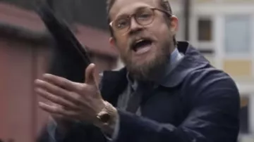 Abrigo usado por Ray (Charlie Hunnam) como se ve en The Gentlemen