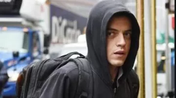 Bag has back of Elliot Alderson (Rami Malek) in Mr. Robot (S01E02)