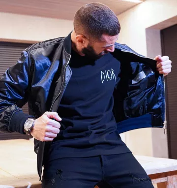 La sudadera dior negra de Karim Benzema en la cuenta de Instagram de @karimbenzema