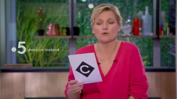 El gran suéter de malla en V de Anne-Élisabeth Lemoine en C à vous el 27.02.2020