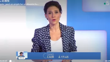 La chaqueta jacquard, logotipo LPF impreso de Mélanie Taravant en C para decir el 27.02.2020