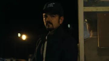 La gorra que lleva Miguel Ángel Félix Gallardo (Diego Luna) en Narcos: México S01E06