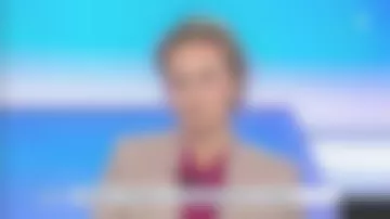 La veste à carreaux prince de Galles de Caroline Roux dans C dans l'air le 20.01.2020