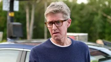 Lunettes rectangles écailles marron de Fred Allen (J. C. MacKenzie) dans October Faction (S01E01)