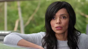 Pull gris de Deloris Allen (Tamara Taylor) dans October Faction (S01E01)