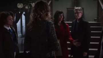 Manteau rouge de Deloris Allen (Tamara Taylor) dans October Faction (S01E01)