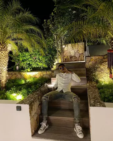 Sneakers blanches et grises portées par Presnel Kimpembe sur son compte Instagram @kimpembe3