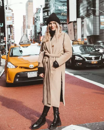 Las botas negras con cordones de Pauline Trrs en la cuenta de Instagram de @paulinetrrs