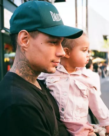 Le t-shirt noir de Gregory van der Wiel sur le compte Instagram de @gregoryvanderwiel
