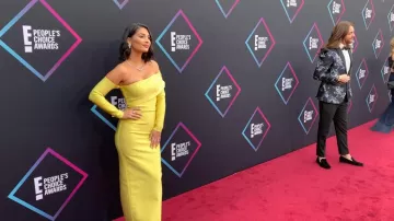 Robe jaune epaule nue manche longue de Lufy dans MON PREMIER TAPIS ROUGE AUX ETATS-UNIS ???? E! People's Choice Awards 2018 ????