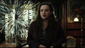 T-Shirt de Meg Thrombey (Katherine Langford) à Couteaux