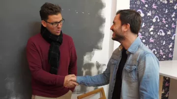 The scarf from Pierre Croce in the video For or against the teachers who stink in the mouth ? feat. Pierre Croce