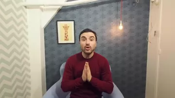 The sweat red worn by Benjamin Verrecchia in the video a typical Day of a youtubeur