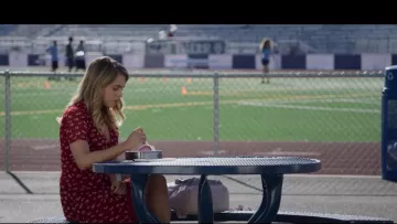 Robe rouge portée par Chloé Rice  Anne Winters dans la série 13 Reasons Why ( 2x09 )