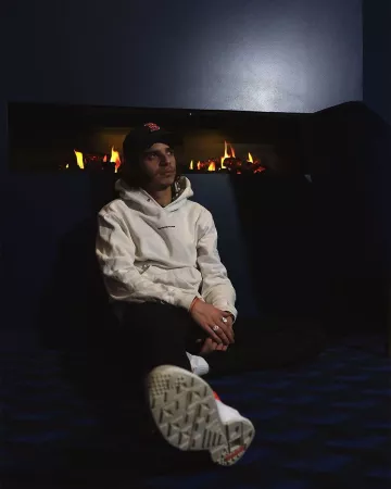 Le sweatshirt blanc à capuche Sandro porté par Lopes des 47Ter sur son compte Instagram @lopes47ter