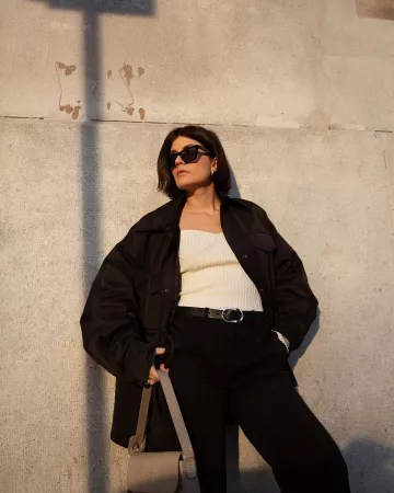 Pantalones negros de Carola Pojer en la cuenta de Instagram @carolapojer