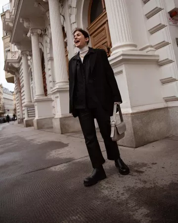 Arket Black Blazer de Carola Pojer en la cuenta de Instagram @carolapojer