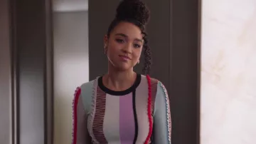 El suéter de panel de rayas volantes de Kat Edison (Aisha Dee) en the bold type (S04E06)