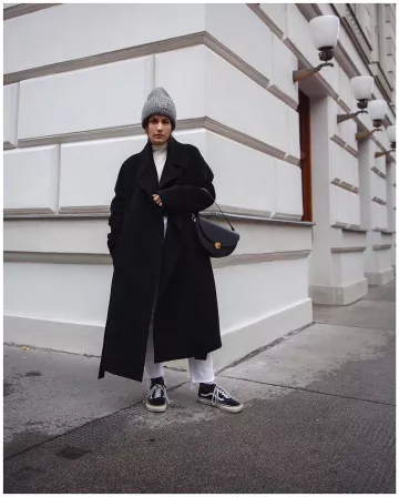 & over stories Abrigo de lana de Carola Pojer en la cuenta de Instagram @carolapojer
