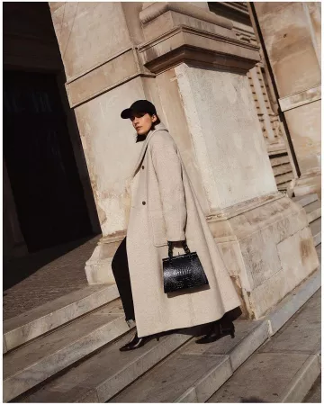 Black Cap of Carola Pojer on the Instagram account @carolapojer