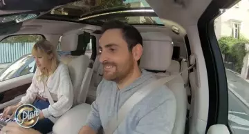 Le gilet blanc à crochet court  porté par Angele dans l'émission Plan C