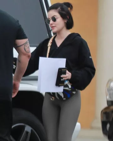 Alo Yoga Stadium Zip Hoodie Sudadera usada por Lucy Hale Los Ángeles 27 de febrero de 2020