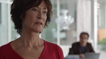 Le collier menottes de Élisabeth Bastide (Chrystelle Labaude) dans Un si grand soleil