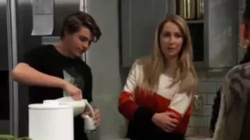 Michael protagoniza stripe sweater usado por (Eden McCoy) visto en el Hospital General 26 de febrero de 2020