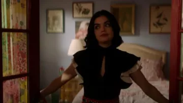 Vestido negro usado por Katy Keene (Lucy Hale) en Katy Keene Temporada 1 Episodio 4