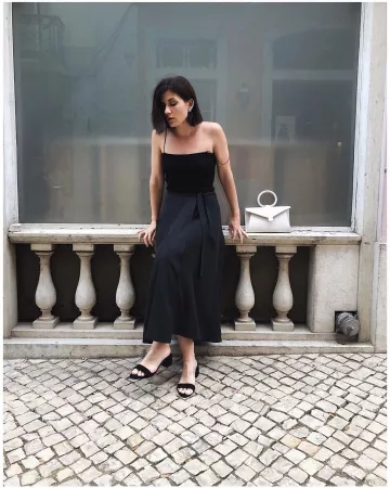 Falda de lino con cinturón de Carola Pojer en la cuenta de Instagram @carolapojer