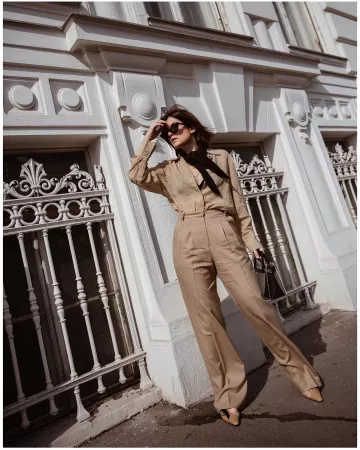 Camisa de lino de Carola Pojer en la cuenta de Instagram @carolapojer