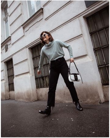 Bolso bandolera de piel de Carola Pojer en la cuenta de Instagram @carolapojer