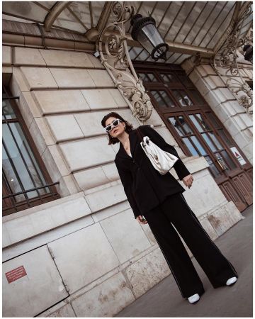 Pleat Detail Blazer de Carola Pojer en la cuenta de Instagram @carolapojer