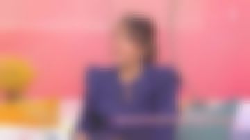 The blouse, ruffled, long-sleeved navy blue of Faustine Bollaert in It starts today the 28.01.2020